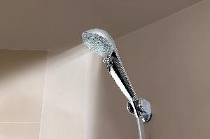 セミダブルルームのバスルームには、美容ブランドReFa（リファ）のシャワーヘッド「ReFa FINEBUBBLE S（リファ ファインバブルS）」を設置