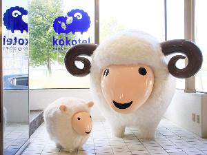 【フロント】ココとおとうさんが玄関でお出迎え♪