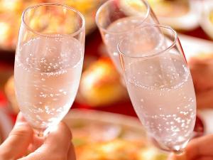 スパークリングワインで乾杯!※画像はイメージです