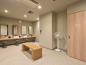 男性大浴場ロッカールーム