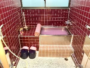 館内風呂の一例。<BR><BR>一度に最大3名様までの小さな浴室です。<BR><BR>※大浴場ではございません。