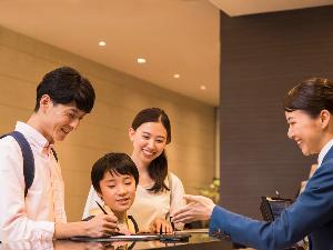 ×フロントは24時間対応！遅くの到着でも笑顔でお迎えします。 