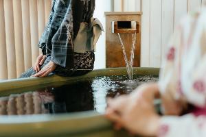 専用源泉露天風呂一例。日本庭園と柴山潟をご覧いただけます。いつでもお好きな時に温泉をお楽しみください。