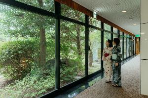 館内の庭園前通路