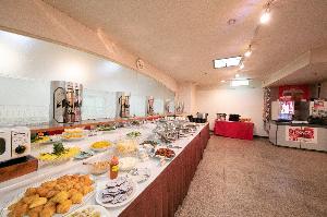 朝食会場はホテル宿泊棟隣の本館2階でございます