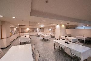朝食会場はホテル宿泊棟隣の本館2階でございます