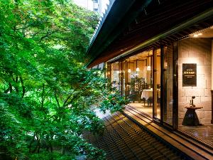 【函館銀座軒】真正面に日本庭園を臨む、非日常を味わいながら優雅なひとときをお過ごし頂けます。