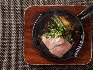 【青函市場・夕食一例】マグロのレアステーキ。オリジナルソースで召し上がれ♪（季節により変更）