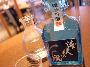 【売店】海鮮に相性の良い海峡の風ラベルの日本酒がおすすめ。