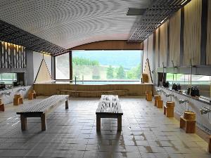 標高1261ｍの禿岳（カムロダケ）を一望する大浴場。露天のような大きな窓から雄大な眺めを