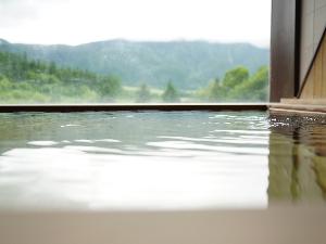 湯の花舞う上質のアルカリ単純泉で体を芯から温める♪とろりとした湯ざわりが人気