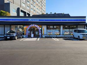 【周辺施設】ホテルから徒歩約3分の距離にコンビニエンスストアがございます。
