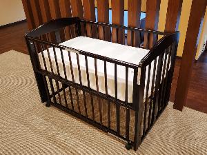 【大浴場】脱衣所にはベビーベッドを完備。お子様と一緒に温泉を楽しむことができます。