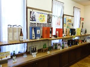 ホテル1階フロントのすぐ隣のスーベニールショップ。地場土産、地酒なども販売しております。