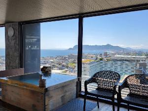 【展望大浴場】夕刻や朝方に見られる景色は、お湯の心地よさと相まって、ついつい長湯を誘いを誘います。