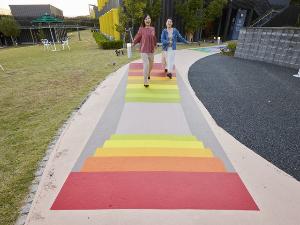 カラフルな通路は歩いてて楽しい