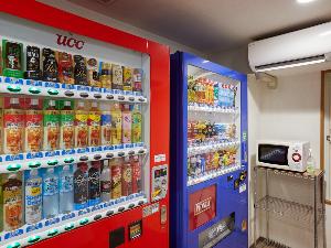 【コインランドリー室】ソフトドリンクの自動販売機をご用意しております。