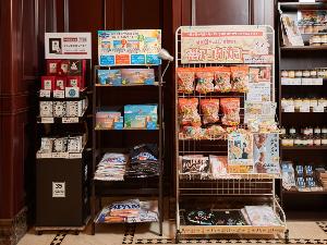 【1階ショップ】1階フロント横には沖縄ならではのお土産を揃えたショップがございます。