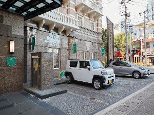 【ホテル正面駐車場】駐車場数：計38台（ご宿泊のお客様1台1泊につき1500円・普通乗用車までご利用いただけます。）