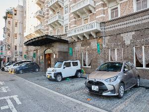 【ホテル正面駐車場】駐車場数：計38台（ご宿泊のお客様1台1泊につき1500円・普通乗用車までご利用いただけます。）
