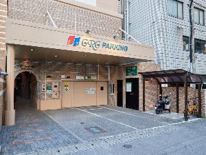 【ホテル裏立体駐車場】駐車場数：計38台（ご宿泊のお客様1台1泊につき1500円・普通乗用車までご利用いただけます。）