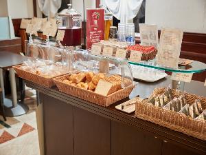 【朝食の一例】GRGホテル那覇東町の朝食は、おにぎり・パン・サラダ・スープ・コーヒーをお気軽にお好きなだけとっていただけるので、お急ぎのビジネスマンにも大好評です！