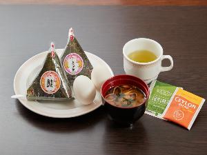 【朝食の一例】朝食はパンやおにぎりをご用意しており、連泊のお客様にも満足いただけるよう、毎日日替わりで内容を変更いたします。