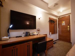 【スマートダブルルーム】お部屋には49インチ大画面スマートTV！AndroidTV機能を標準搭載し、YouTube動画をお楽しみいただけます。「Netflix」などの有料動画配信はお客様個人のご契約情報が必要です。