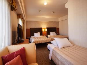 【ツインルーム・トリプルルーム】客室内バスルームにはバスアメニティをご用意。また、全部屋に温水式シャワートイレを完備しております。