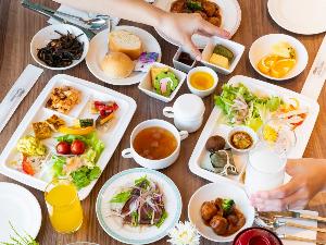 バラエティ豊かなバイキング朝食をたっぷり召し上がって元気にお出かけください！