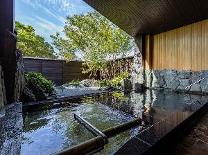 露天湯と寝湯。