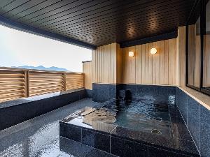 黒御影石で造られた2階の貸切風呂『星の湯』。50分/2,200円にて貸切が可能です。