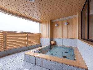 十和田石で造られた3階の貸切風呂『海の湯』。50分/2,200円にて貸切が可能です。