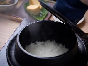 南部鉄器を使って炊いたご飯は、水加減・お米にこだわりました。最後はお焦げもおたのしみいただけます。