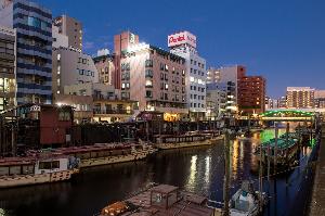 夜の外観