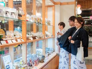 【売店】函館銘菓や民芸品など、品ぞろえ豊富なおみやげ処「浜かんざし」