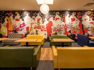 ×【ライブラリーカフェ】壁の一部に描かれた華やかな着物を着た舞妓のアートで京都を感じられます。