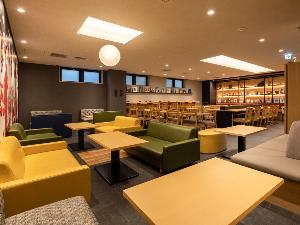 ×【ライブラリーカフェ】テーブル席やソファー席など用途に合わせてお好きなお席をお選びください。