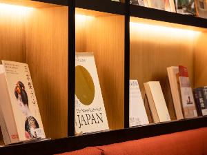 ×【ライブラリーカフェ】プロの選書家が選んだ本を100冊以上設置。フリードリンクと共にご利用ください。