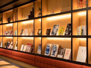 ×【ライブラリーカフェ】京都の寺社仏閣や四季折々の風景を収めた写真集など、京都にまつわる本をセレクト。