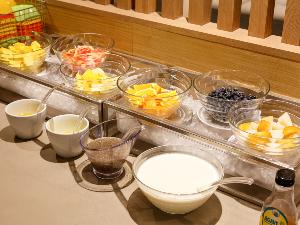 ×ヨーグルトやフレッシュフルーツも充実。カラダが喜ぶ栄養素がいっぱい。
