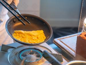 ×出来立ての卵料理が楽しめるライブキッチン