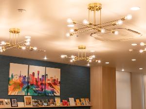 ×【ライブラリーカフェ】スタイリッシュな光に照らされた空間でリラックスした時間をお過ごしください。