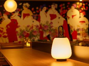 ×【Bar Time 17:00-23:00】バータイムになると照明が落ち着きのある柔らかい雰囲気に。