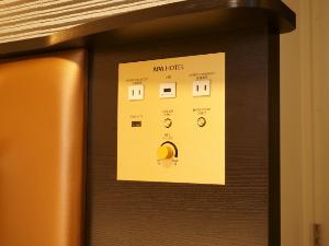 【枕元パネル】室内灯の入り切りが枕元で可能です。　スマホ充電用コンセントもございます。