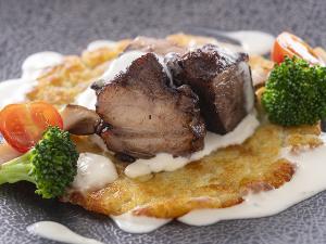 【ヴィアンド】和牛バラ肉を熟練技で炙り焼きにし、外はカリッと中はじゅわりと肉汁が溢れる絶妙な焼き加減