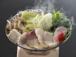 【御造り】東洋町の漁師、片岡力さんが直接お届けする極上の伊勢海老や鰹の藁焼きタタキをご堪能。