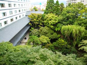 【スタンダードツイン一例】客室からは日本庭園を望むことが出来ます。夜間はライトアップされます。