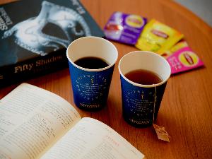 ラウンジには無料コーヒーと紅茶をご用意