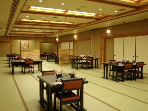 お食事は食事会場でご用意いたします